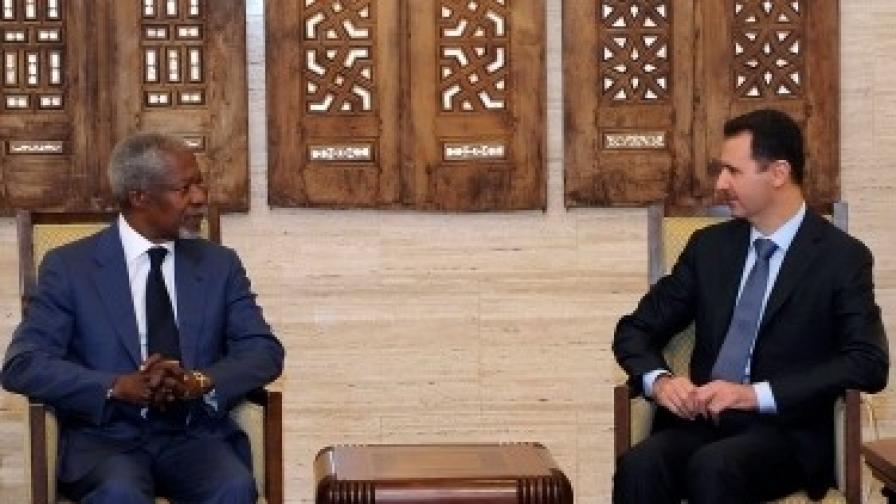 Една от последните безплодни срещи на диктатора Башар Асад (д) с пратеника на ООН и Арабската лига Кофи Анан