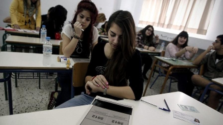 Гърция затваря университети заради кризата