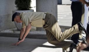 Кралят падна, но се изправи и продължи посещението в Генералния щаб на въоръжените сили