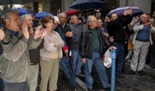 Пенсионери често са в първите редици на бурните протести срещу мерките за икономии...