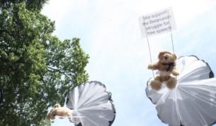 Около 800 плюшени мечета с надписи в защита на свободата на словото и призиви към властите в Беларус да зачитат гражданските права и свободи бяха хвърлени с парашутчета от малък шведски самолет