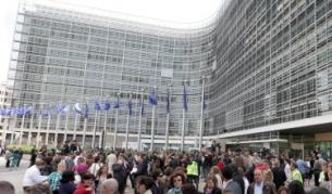 Еврочиновници пред сградата на Европейската комисия в Брюксел