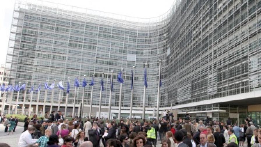 Еврочиновници пред сградата на Европейската комисия в Брюксел