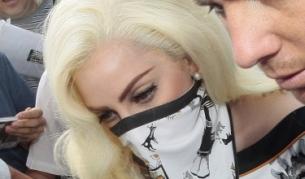 Световната звезда Лейди Гага кацна на ВИП зоната на летище София приветствана от десетките си фенове, които в нейна чест изпълниха песента "Born this Way"