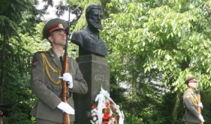 Има ли наистина скандал с Ботев и учебниците