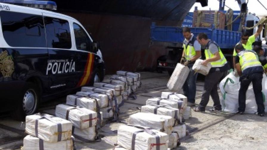 Полицията разтоварва дрогата след ареста на кораба