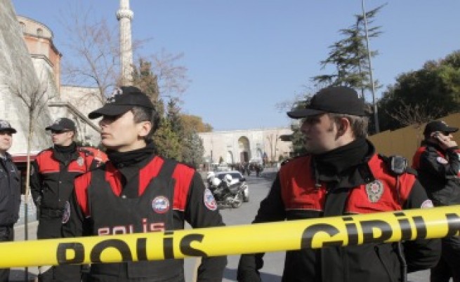 Осем убити при взрив до полицейски участък в южна Турция 