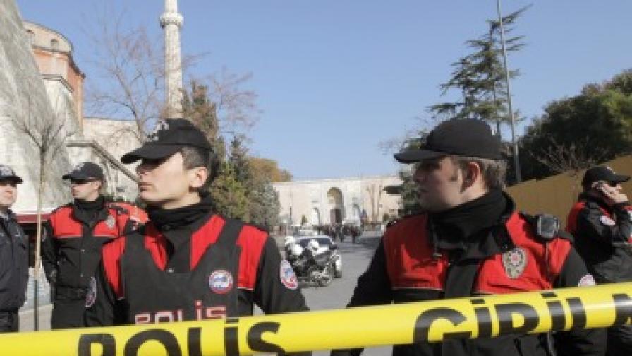 Осем убити при взрив до полицейски участък в южна Турция 