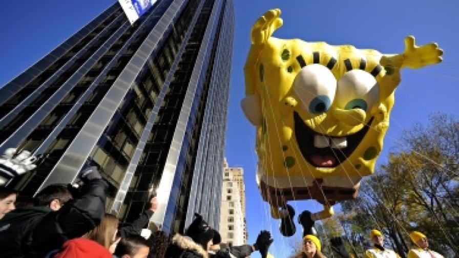 Деца се радват на балон с образа на героя Спондж Боб на парад в Ню Йорк за Деня на благодарността