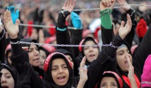 Религиозна церемония на деца шиити в памет на Хюсеин, синът на пророка Мохамед, убит през 680 г.