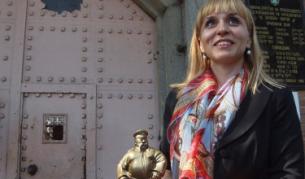 Диана Ковачева във Варненския затвор. Беше й подарена статуетката "Майстор Ставри" - символ на затворниците