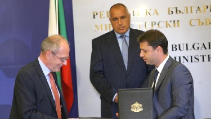 29 август, подписване на договора с "Тотал Е&П България" за търсене и проучване на нефт и газ