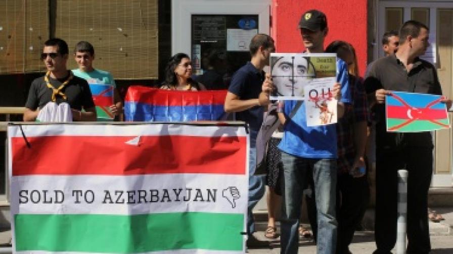 Арменски граждани протестираха пред унгарското посолство в София заради екстрадицията на азербайджанския войник