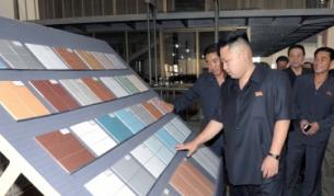 Снимки на корейския лидер Ким Чен-ун по време на посещение на фабрика в Пхенян