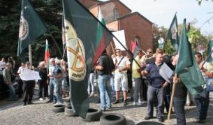 Стотина човека протестират пред Столичната община срещу правилата за паркиране в центъра на София, докато вътре заседава Столичният общински съвет