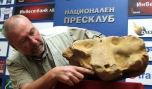 Проф. Николай Овчаров показва находката