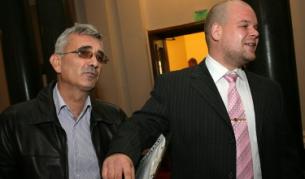 Ангел Гаджев (л) и Русалин Костов внесоха протестна декларация на Цецка Цачева от Инициативния комитет "Аз съм за АЕЦ "Белене"