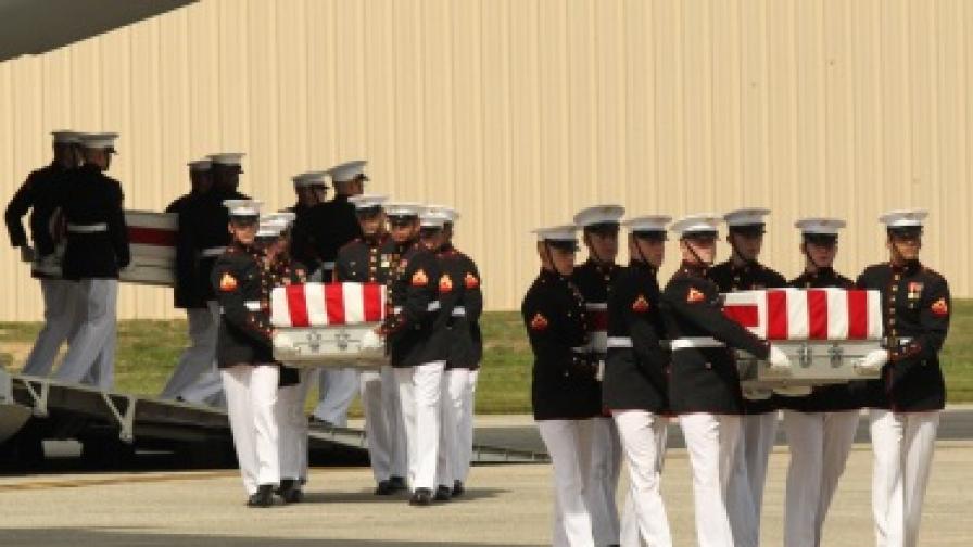 Церемонията по посрещането на тленните останки на четиримата убити при нападението в Бенгази американци