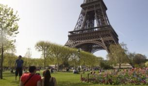 По-малка ли е Айфеловата кула, ако ви се пада вляво? 