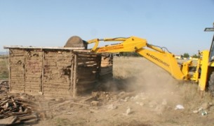 Събарят незаконни ромски постройки в Мъглиж