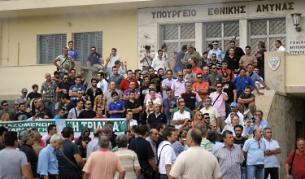 Над 100 служители блокираха входа на сградата на Генералния щаб