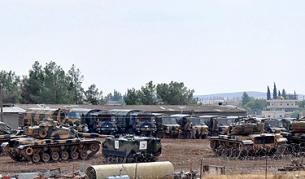Турски танкове във военна база на турско-сирийската граница