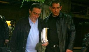 Робърт де Ниро излиза от VIP залата на софийското летище