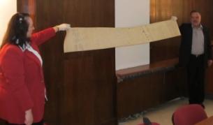 Двуметровото писмо, изпратено от русенските граждани до турския султан Абдул Азис с молба да им разреши да построят камбанария на най-голямата църква "Св.Троица"