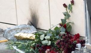 Дни след трагедията само цветята и кръвта по тротоара напомняха за случилото се на 2 януари, когато след срутване на козирка нелепо загина 22 годишната Гергана