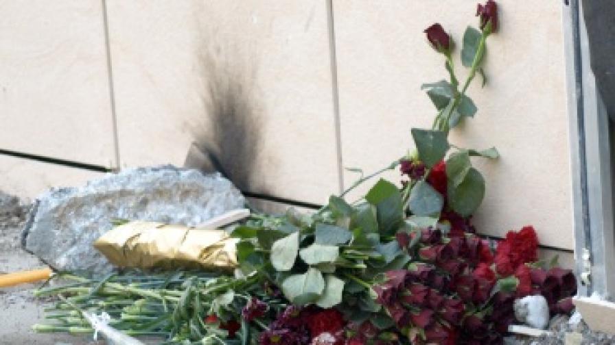 Дни след трагедията само цветята и кръвта по тротоара напомняха за случилото се на 2 януари, когато след срутване на козирка нелепо загина 22 годишната Гергана