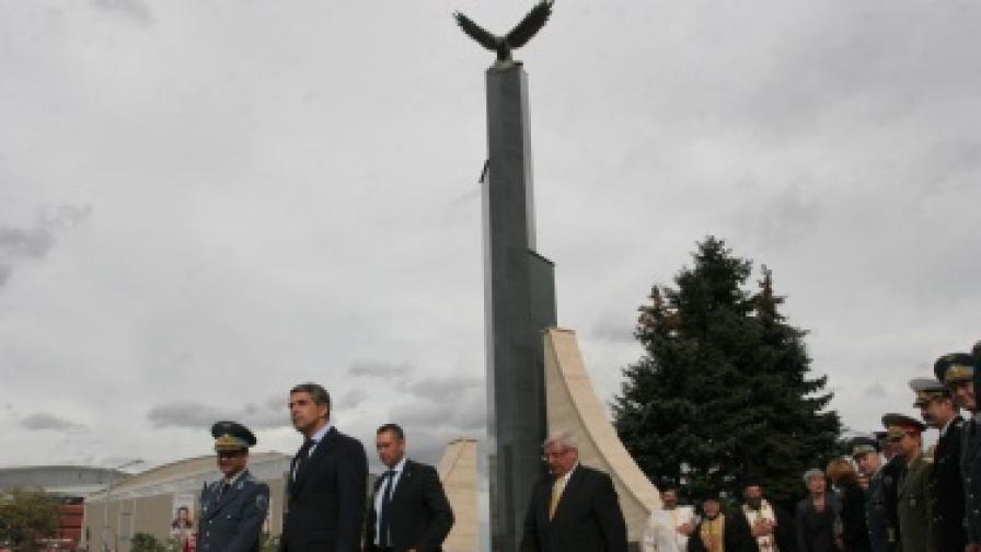 Президентът Росен Плевнелиев откри Монумент на авиацията и българските военновъздушни сили