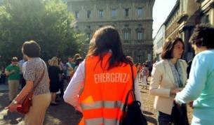 Доброволци предлагат помощ на уплашени хора в Милано след днешните трусове