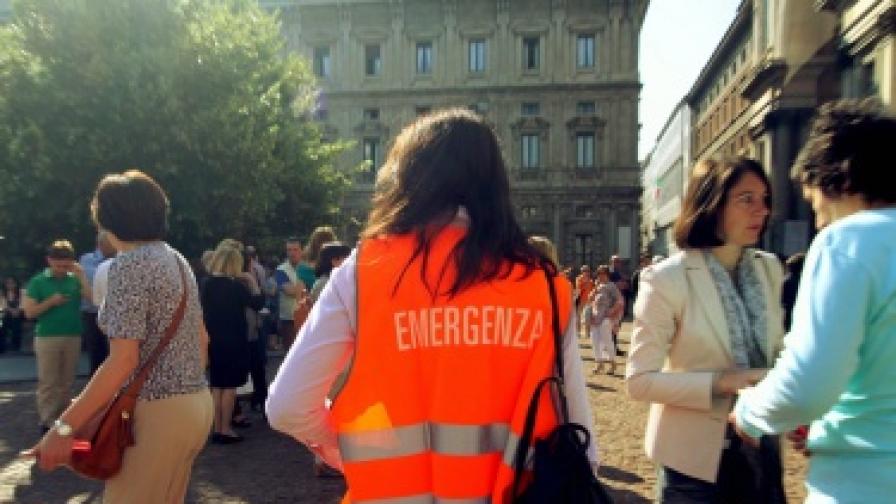 Доброволци предлагат помощ на уплашени хора в Милано след днешните трусове