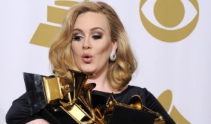 Адел роди момче