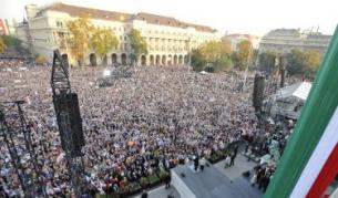 Премиерът Виктор Орбан (в центъра, с гръб към камерата) говори пред свои поддържници на митинг в центъра на Будапеща