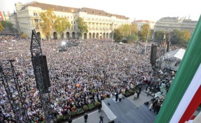 Унгария: Хиляди за и против Виктор Орбан