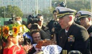 В руското пристанище Владивосток на 20 септември т.г. посрещат пристигналия на приятелско посещение злополучен американски капитан Джоузеф Е. Дарлак