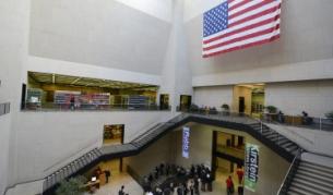 Опашка от гласоподаватели, които чакат реда си да гласуват в Бостънската обществена библиотека