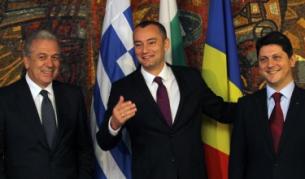 Българският външен министър Николай Младенов (с) приветства гръцкия външен министър Димитрис Аврамопулос (л) и румънския външен министър Титус Корлъцян (д) на официалната им среща в София