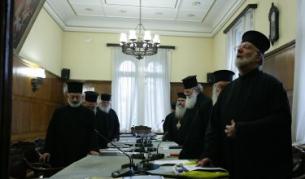 Присъстващите осем членове на Синода разглеждат и възраженията на някои от тях за избирането на митрополит Кирил Варненски