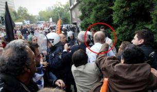 Полицията пази германския консул Волфганг Обермайер от гневното множество в Солун