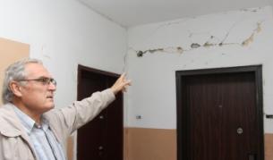 В пострадалия блок веднага след земетресението