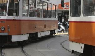 Тежка катастрофа на трамвай и лек автомобил до НДК