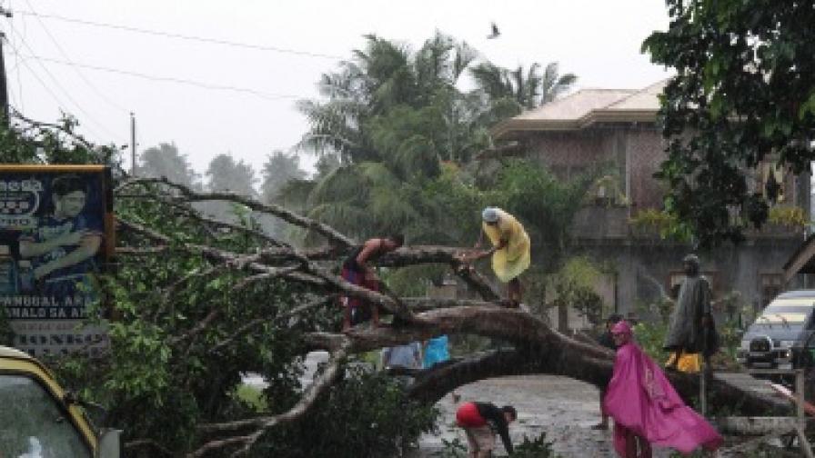 Мощният тайфун Бофа връхлетя Филипините