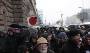 Учени на протест с гнили домати и изцапано бельо, Игнатов разговаря с техни представители