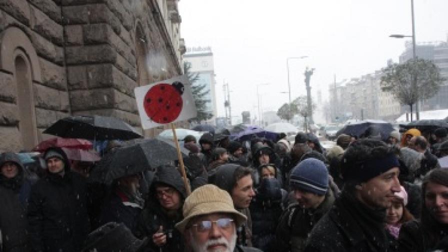 Учени на протест с гнили домати и изцапано бельо, Игнатов разговаря с техни представители