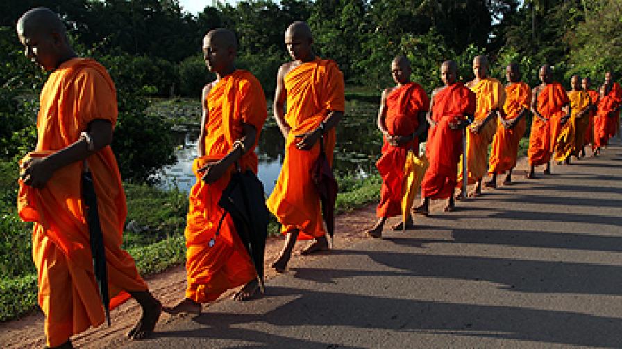 В Шри Ланка се борят срещу затлъстяването на монасите