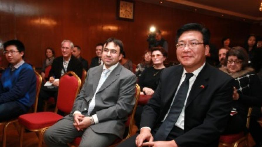 Изпълнителният директор на Vbox7.com Емануил Манолов и посланикът на Китай в България Гуо Йеджоу