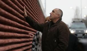 Премиерът Бойко Борисов разглежда шумоизолиращите панели на кръстовището на "Акад. Иван Гешов" и ул. "Св. Георги Софийски"
