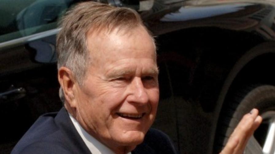 Джордж Буш-баща е в интензивно отделение 